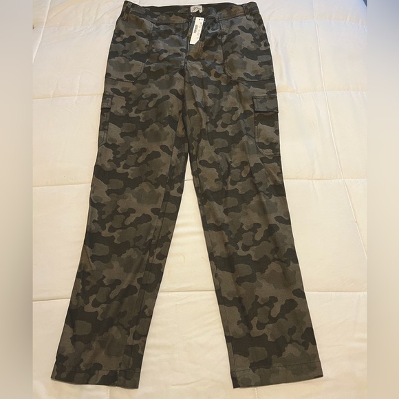NWT J Crew Camo Straight Leg Pant. Size 10 Tall